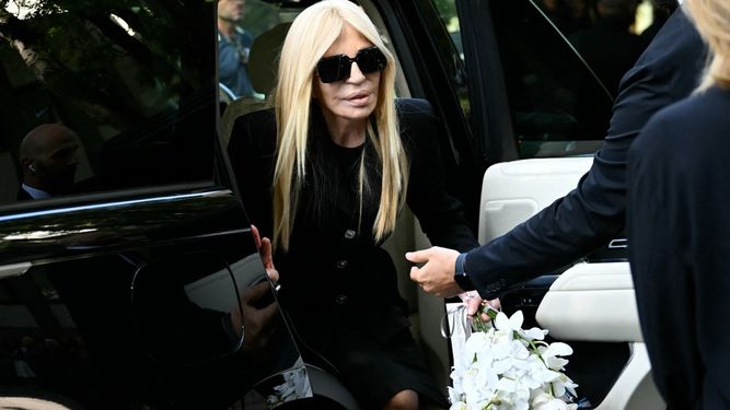 La diseñadora de moda italiana Donatella Versace llega a la ceremonia fúnebre del diseñador de moda italiano Valentino Gavarani en la Basílica de Santa Maria degli Angeli e dei Martiri, en Roma, el 23 de enero de 2026.
