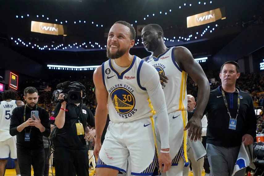 El escolta de los Golden State Warriors, Stephen Curry (30), celebra con el alero Draymond Green después de que los Warriors derrotaron a los Sacramento Kings en el Juego 4 de la primera ronda de los playoffs de baloncesto de la NBA en San Francisco, el domingo 23 de abril de 2023.