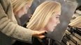 Un miembro del personal clasifica copias del nuevo álbum de la cantautora británica Adele, 30, en la tienda de discos Sister Ray en el área del soho del centro de Londres el 19 de noviembre de 2021.