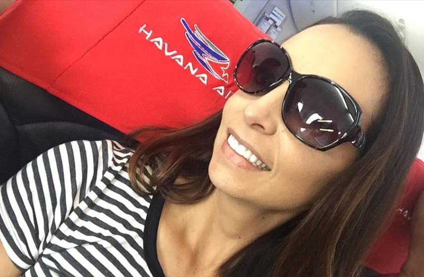 Selfie de Gina Romero ya en el avion rumbo a La Habana. No imaginaba el recibimiento que le esperaba. (CORTESÍA)