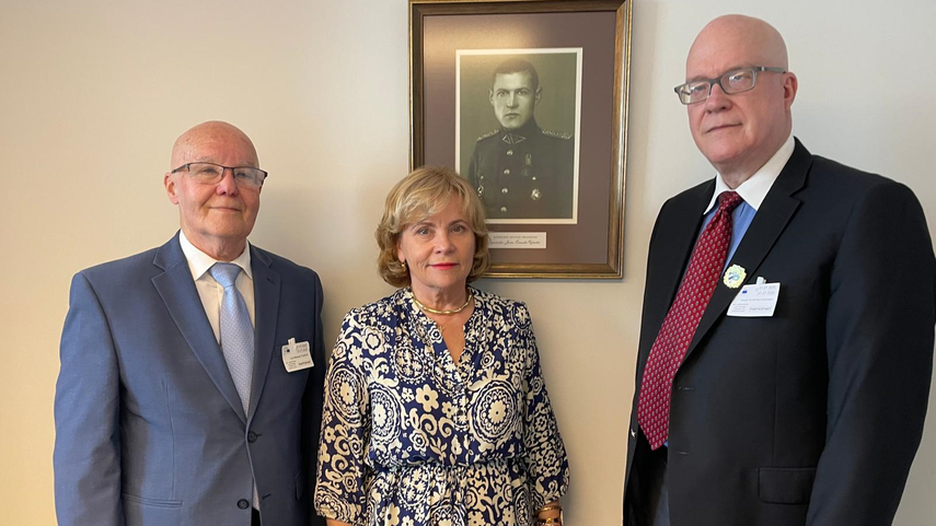 El exdiplomático cubanoamericano Luis Zúñiga (izq.), Rasa Jukneviciene, exministra de Defensa de Lituania y actual europarlamentaria, y el secretario general de la ARC, Orlando Gutiérrez-Boronat.&nbsp;