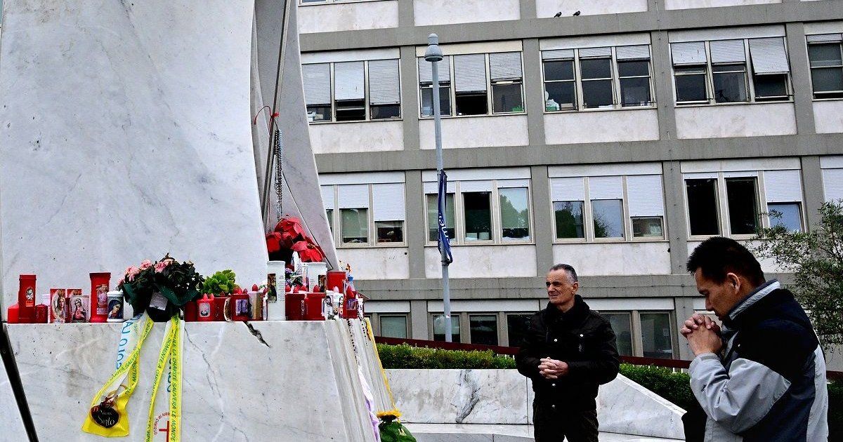 El cuadro clínico del papa Francisco sigue siendo complejo, aunque salió del estado “crítico”