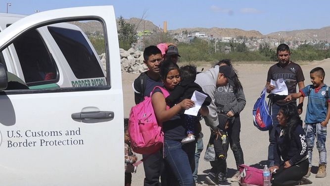 Migrantes se entregan a agentes fronterizos en El Paso, Texas, después de cruzar hacia territorio estadounidense desde México, en abril de 2019. 