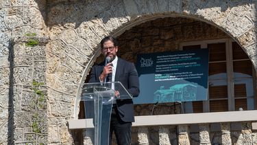 El urbanizador de Miami Beach, David Martin, habla durante la entrega del donativo al Centro Comunitario Hispano de esa ciudad.
