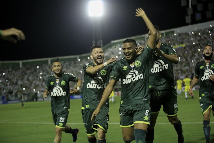 El jugador del Chapecoense Reinaldo (derecha) celebra con sus compañero Rossi (c) después de anotar un gol