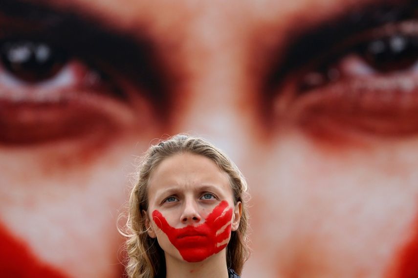 Una coautora de la ley, Yelena Mizulina, que lidera La Comisión de la Familia, la Mujer y la Infancia del Parlamento, dijo recientemente que los ingresos en prisión por una bofetada están rompiendo familias.