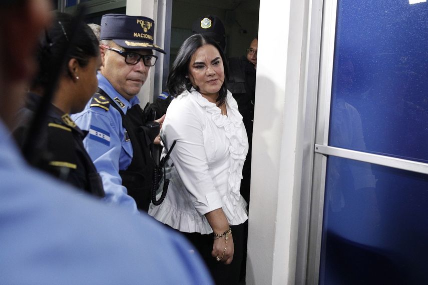 Fotografía del 20 de agosto de 2019 de la exprimera dama de Honduras, Rosa Elena Bonilla de Lobo, a la salida de un juzgado en Tegucigalpa, tras ser condenada por cargos de corrupción.