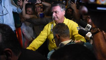 El expresidente brasileño Jair Bolsonaro es fotografiado antes de subir a una ambulancia al salir del Hospital Rio Grande en Natal, estado de Rio Grande do Norte, Brasil, el 12 de abril de 2025. El expresidente brasileño Jair Bolsonaro, quien se recupera de una cirugía intestinal, sufrió un revés de salud un día después de recibir una citación judicial en su cama de hospital, informó su equipo médico el 24 de abril de 2025.