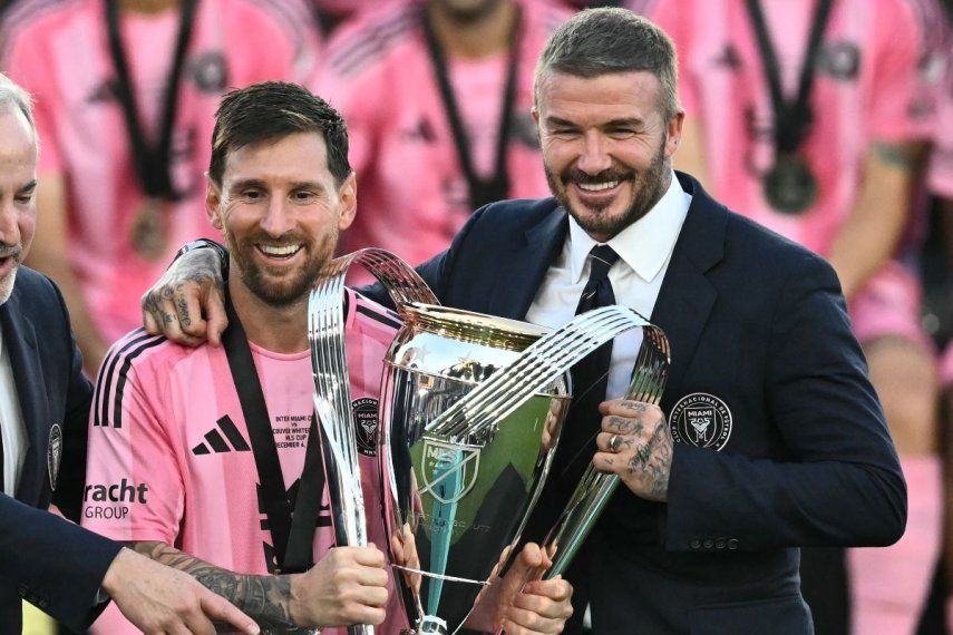Lionel Messi (izq.) posa con el trofeo junto al dueño del equipo, David Beckham, tras ganar la final de la MLS.