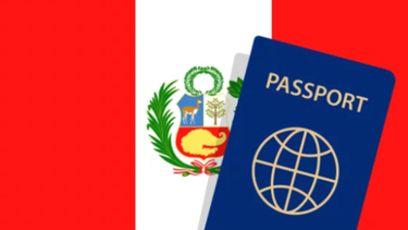 Imagen referencial de la bandera de Perú con un pasaporte.