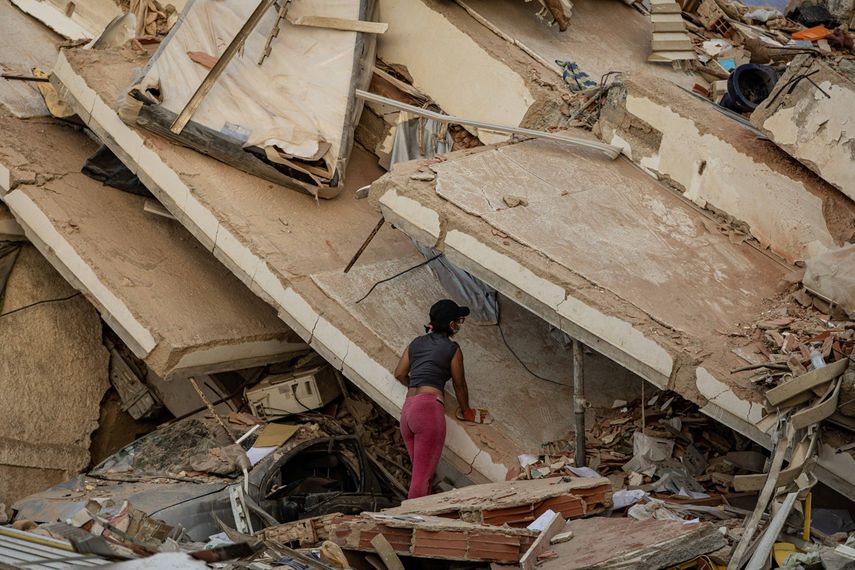 En Venezuela, los sismos dejaron grandes destrozos en edificios donde familiares esperan el rescate de víctimas