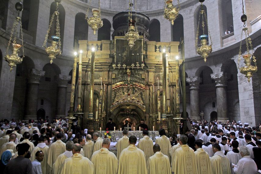 Sacerdotes ofician misa en la Iglesia del Santo Sepulcro, en Jerusalén.