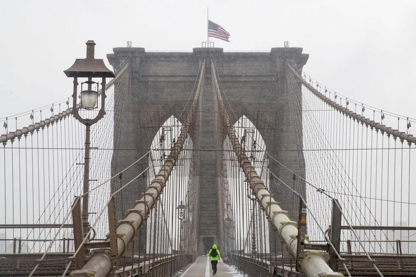 Imagen del puente de Brooklyn, Nueva York, durante la nevada de enero de 2015.