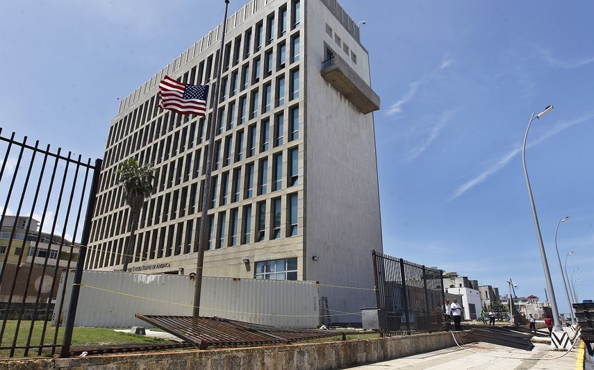 La reducción del personal diplomático en La Habana afectó a los cubanos que quieren reunificarse con sus familias en Estados Unidos y ahora tienen que hacer los trámites en la embajada estadounidense en Colombia.&nbsp;