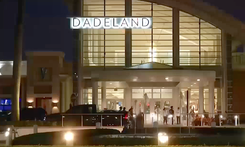 El supuesto ladrón hizo estallar fuegos artificiales en el centro comercial.&nbsp;