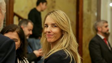 La portavoz del PP en el Congreso, Cayetana Álvarez de Toledo, abandona la sesión Plenaria en el Congreso de los Diputados el 11 de febrero de 2020