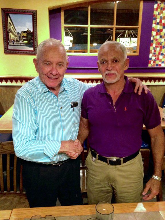 Ric Prado junto al Sargento Mayor de las Fuerzas Especiales, Billy Waugh, el hombre que ubicó y rastreó al terrorista Osama Bin Laden.