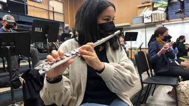 Una estudiante tocando la flauta mientras usa mascarilla durante una clase de música en la Escuela Intermedia Sinaloa en Novato, California.&nbsp;