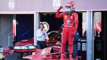 El piloto de Ferrari, Charles Leclerc, celebra tras conseguir la pole en la sesión de calificación del sábado 25 de mayo del 2024 antes del Gran Premio de Mónaco.