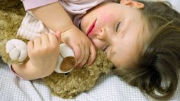 Además, no hay que olvidar que siempre es útil distraer a los niños de la sensación de dolor cantando o leyendo algo.