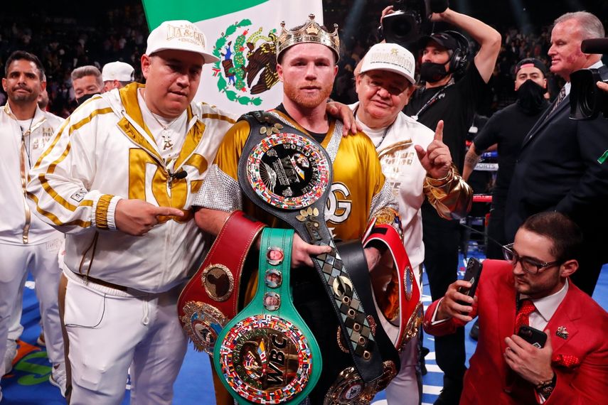 Canelo Álvarez, de México, posa con los cinturones después de derrotar a Caleb Plant en una pelea de unificación por el título súper mediano el sábado 6 de noviembre de 2021 en Las Vegas.&nbsp;