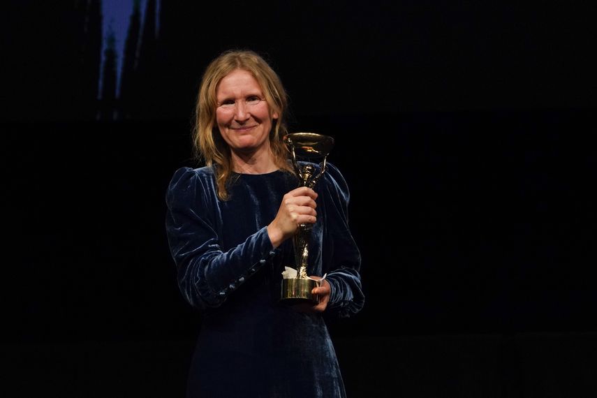 La escritora británica Samantha Harvey posa con el trofeo después de ganar el Premio Booker 2024, en Londres, el martes 12 de noviembre de 2024.