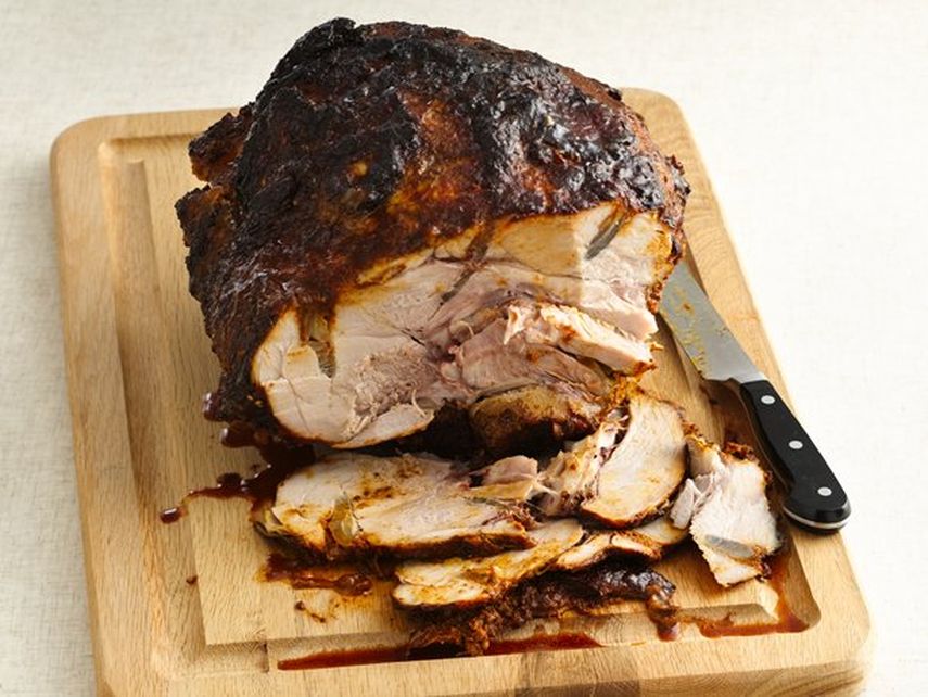 Para que tenga buen sabor, el pernil debe marinarse por dos días y hornearse durante varias horas hasta que quede dorado y jugoso. (CORTESÍA)