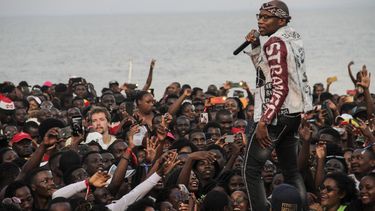 Master KG (R), el DJ sudafricano detrás del éxito pop mundial Jerusalema, se presenta en el Festival de Arena que se celebra en las playas del lago Malawi, en Salima, el 1 de noviembre de 2020. Master KG ganó el premio al Mejor Acto Africano en la MTV de este año European Music Awards, que recibió elogios del partido gobernante del país y fanáticos jubilosos.