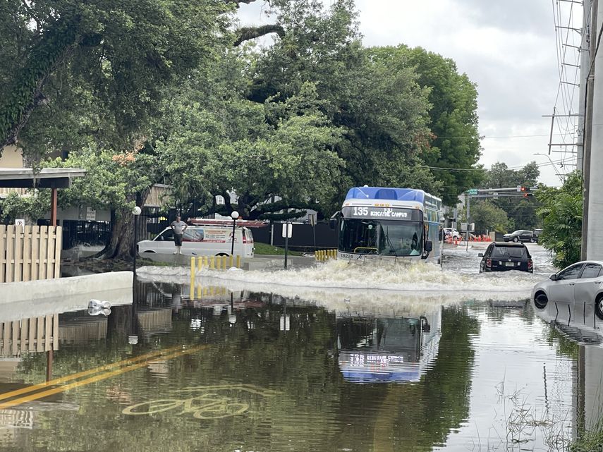 Autobús local se abre paso entre las aguas en North Miami