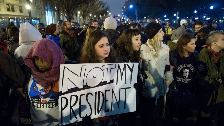 Manifestantes se reúnen en la Plaza Franklin después de que Donald J. Trump fue juramentado como el 45º Presidente de los Estados Unidos en Washington, DC, USA, este 20 de enero de 2017.