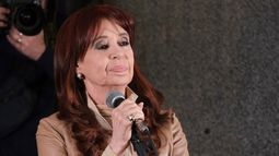 La expresidenta argentina Cristina Fernández de Kirchner saluda a sus simpatizantes en la sede del Partido Justicialista en Buenos Aires el 10 de junio de 2025. El 10 de junio de 2025, la Corte Suprema de Argentina confirmó la condena por fraude contra la expresidenta por la cual recibió una condena de seis años de prisión e inhabilitación perpetua para ejercer cargos públicos.&nbsp;