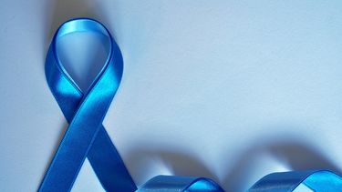 El lazo azul, símbolo de la lucha contra el cáncer de próstata. 