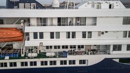 Esta vista aérea muestra a los pasajeros observando cómo personal sanitario, invisible para el público, ayuda a los pacientes a subir a un bote desde el crucero MV Hondius, mientras este se encontraba anclado frente al puerto de Praia, la capital de Cabo Verde, el 6 de mayo de 2026. Esta vista aérea muestra a los pasajeros observando cómo personal sanitario, invisible para el público, ayuda a los pacientes a subir a un bote desde el crucero MV Hondius, mientras este se encontraba anclado frente al puerto de Praia, la capital de Cabo Verde, el 6 de mayo de 2026.