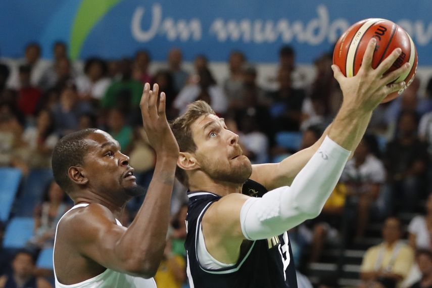 &nbsp;Andrés&nbsp;Nocioni (derecha) se desmarca de Kevin Durant (izquierda) durante el enfrentamiento entre Argentina y EEUU en los Juegos de Río.