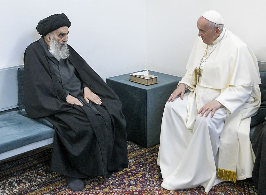 El papa Francisco (derecha) se reúne con el principal clérigo chií de Irak, el gran ayatolá Ali al-Sistani, en Najaf, Irak, el 6 de marzo de 2021.&nbsp;
