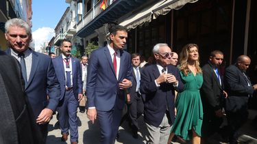 El presidente del Gobierno de España, Pedro Sánchez (3i), y su esposa María Begoña Gómez (3d) escuchan al historiador cubano, Eusebio Leal (c), junto a Miguel Díaz-Canel (i), hoy en La Habana. 