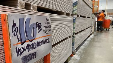 Mercancía de construcción en una tienda de la cadena Home Depot.
