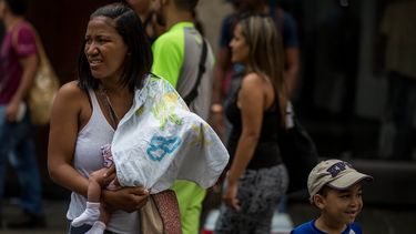 Ser madre en&nbsp;Venezuela&nbsp;es una labor titánica que, sumando la escasez de productos básicos y la inflación galopante de la nación, hace que tengas que decidir entre comer tú o tu bebé.
