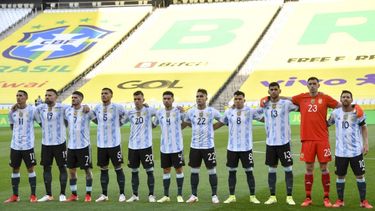 Los jugadores de Argentina posan para las fotos antes del inicio de su partido de fútbol de clasificación sudamericano para la Copa Mundial de la FIFA Qatar 2022 contra Brasil en el Neo Química Arena, también conocido como Corinthians Arena, en Sao Paulo, Brasil, el 5 de septiembre de 2021.