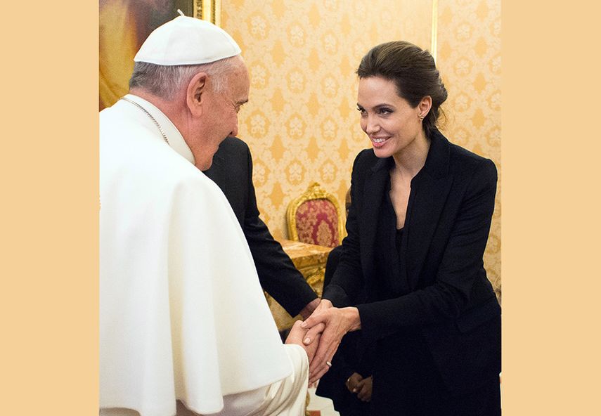 El papa Francisco saluda a la actriz y directora de cine. (AP)