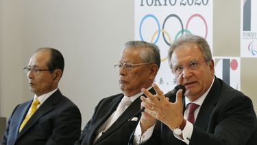 En esta foto del viernes 7 de agosto de 2015, Riccardo Fraccari (derecha), presidente de la Confederaci&oacute;n Mundial de B&eacute;isbol y Softbol, aparece acompa&ntilde;ado por la leyenda de la pelota japonesa Sadaharu Oh (izquierda) y por el comisionado del b&eacute;isbol profesional de Jap&oacute;n, Katsuhiko Kumazaki, durante una conferencia de prensa en Tokio&nbsp;