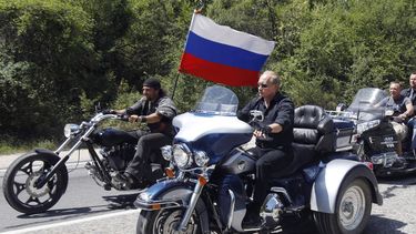 El primer ministro de Rusia, Vladimir Putin, al frente, maneja una Harley-Davidson Lehman Trike a su llegada para una reunión con motocilistas rusos y ucranianos en su campamento cerca de Sebastopol, en la península ucraniana de Crimea, el 24 de julio de 2010. Harley-Davidson interrumpió las entregas de motocicletas a Rusia y dijo que seguía pensando “en la seguridad de la gente de Ucrania”.&nbsp;