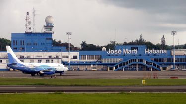 El aeropuerto recibe frecuentemente críticas tanto por la calidad de la atención a los pasajeros y la oferta gastronómica como por sus instalaciones.