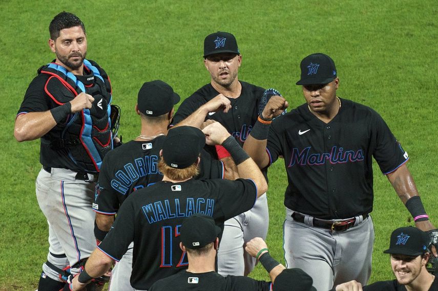 Jes&uacute;s Aguilar (der.) celebra con sus compa&ntilde;eros de los Marlins de Florida tras la victoria 5-2 en el juego ante los Filis de Filadelfia.&nbsp;