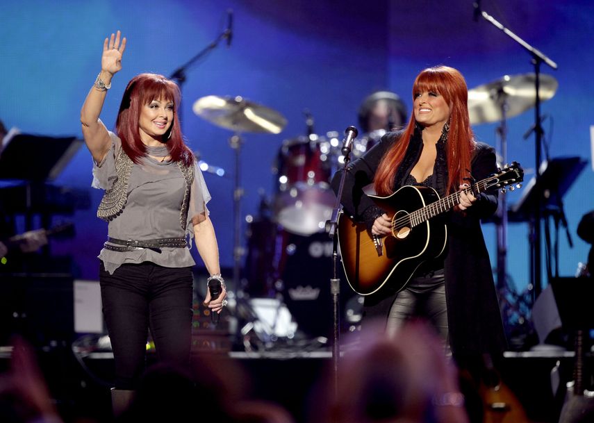 Naomi Judd, a la izquierda, y Wynonna Judd, de The Judds, actúan en la Girls Night Out: Superstar Women of Country, en Las Vegas, el 4 de abril de 2011.