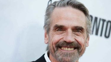 Irons financió su formación vendiendo antigüedades.