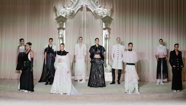 Modelos presentan creaciones para Chanel durante el desfile de Alta Costura Otoño/Invierno 2025-26 en París, el 8 de julio de 2025.&nbsp;