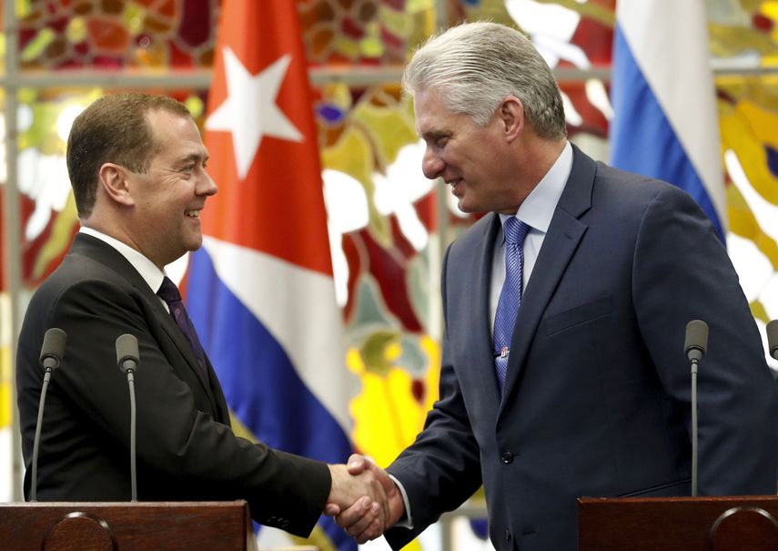 En esta imagen de archivo, tomada el 3 de octubre de 2019, el presidente de Cuba, Miguel D&iacute;az-Canel (derecha), y el primer ministro de Rusia, Dmitry Medvedev, se dan la mano en un momento de su reuni&oacute;n en La Habana, Cuba.&nbsp;