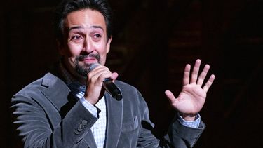 El creador de Hamilton Lin-Manuel Miranda da la bienvenida al público al Teatro Richard Rodgers el martes 14 de septiembre de 2021 en Nueva York. El musical de Broadway reabrió tras haber cerrado debido al COVID a principios de 2020.&nbsp;