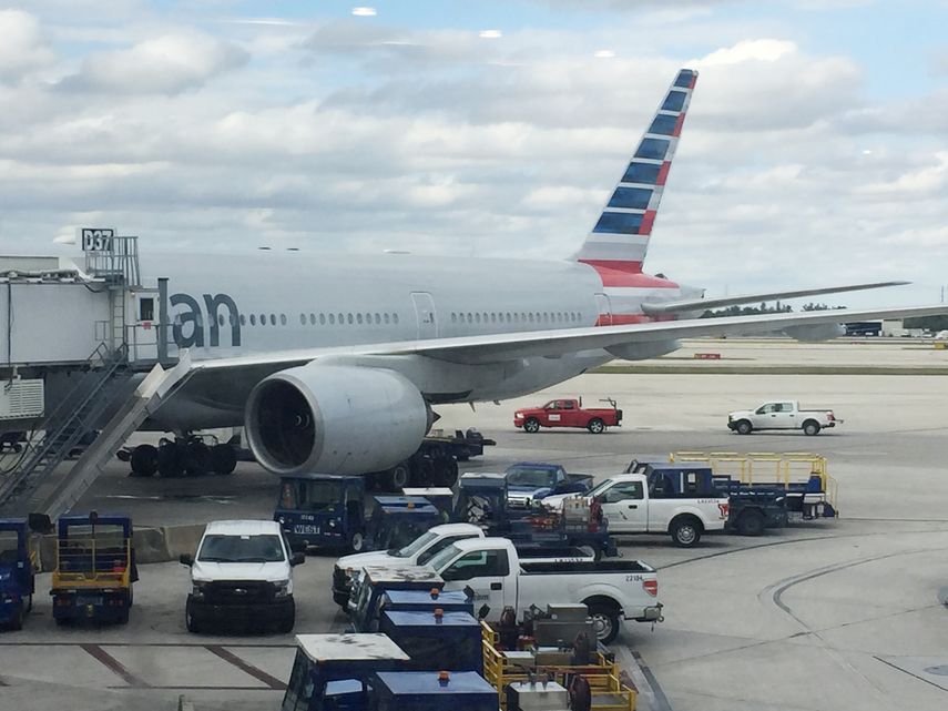 Vista parcial de un avi&oacute;n de la aerol&iacute;nea estadounidense American Airlines en el Aeropuerto Internacional de Miami.